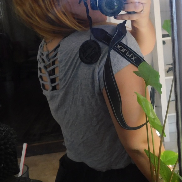 Loose gray crop top with back cut out - Picture 2 of 3